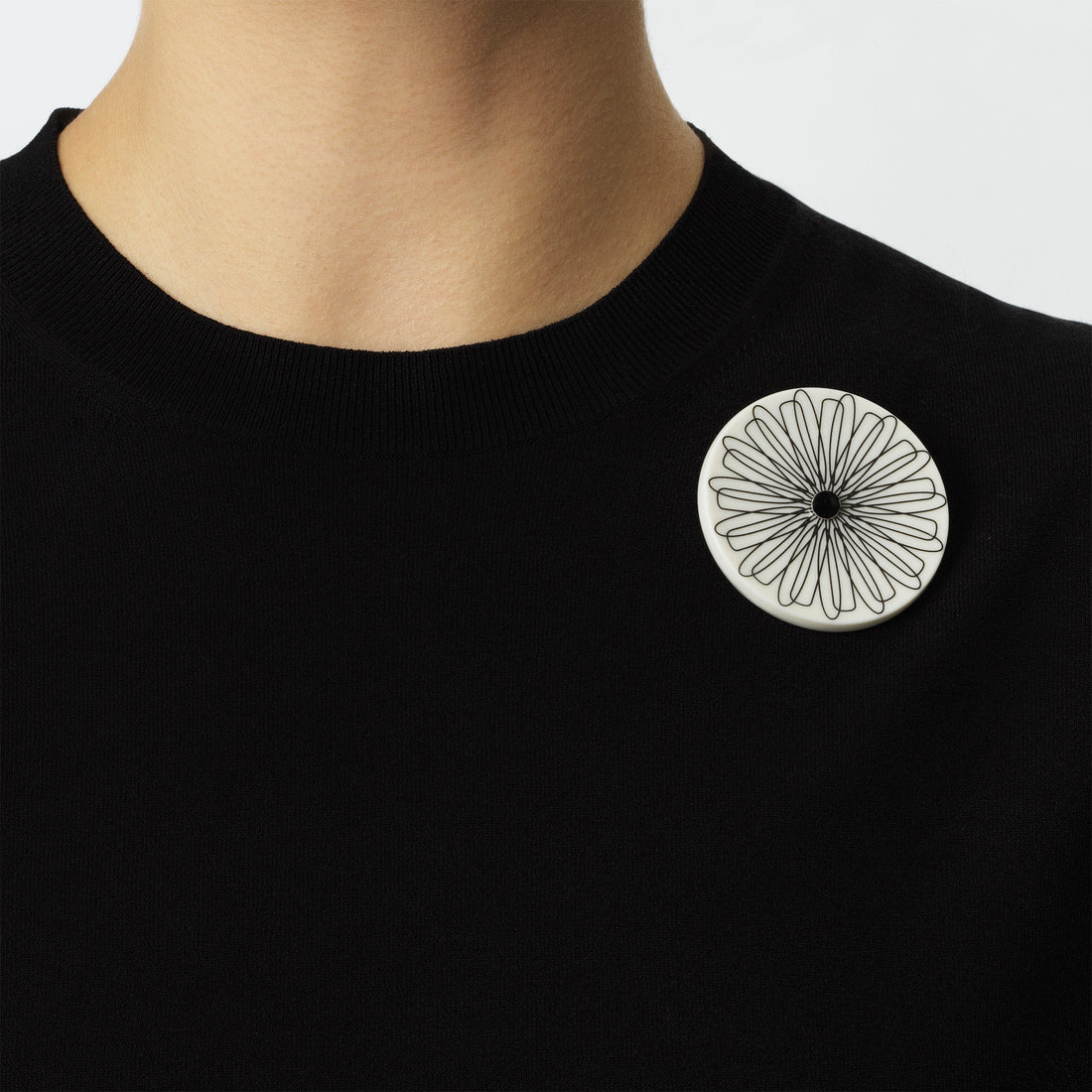 ICON broche no. 02 · SWAN BLACK